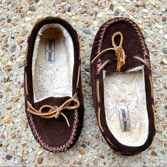 Minnetonka Moccasin Unisex Kids Suede Brown Tie Faux Fur Lining Slippers Size 3 - Picture 1 of 6